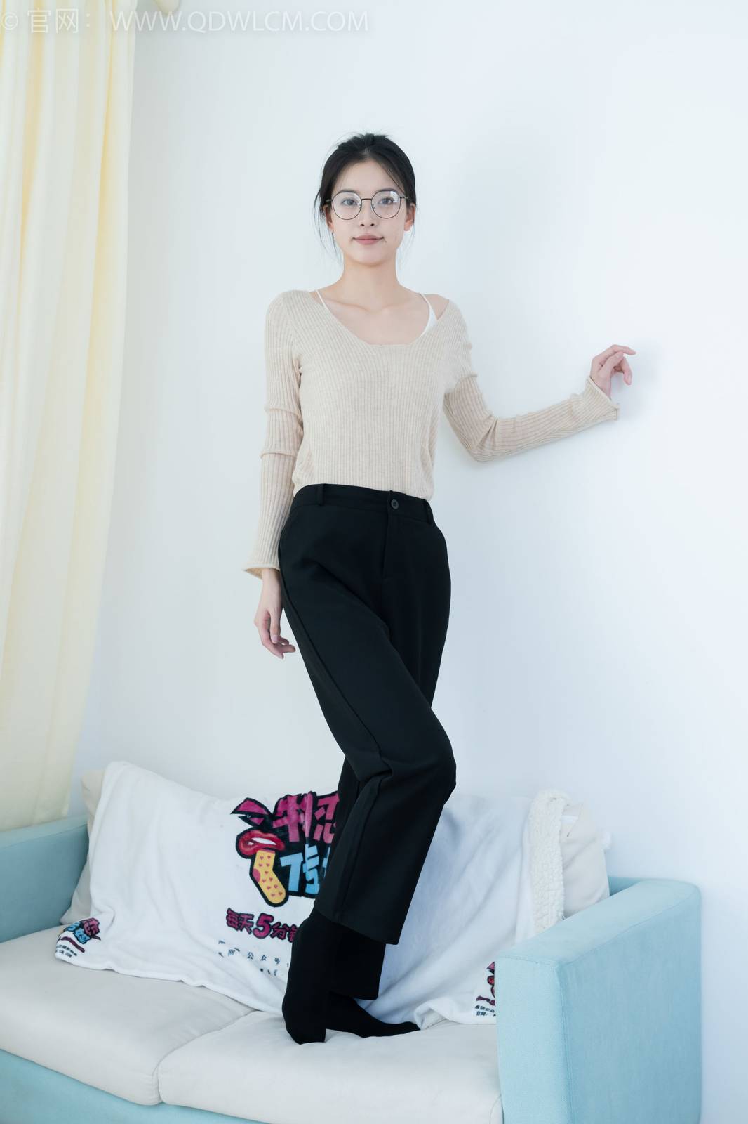 物恋传媒正妹茯苓浅色毛衣黑色阔腿裤显瘦又百搭-79