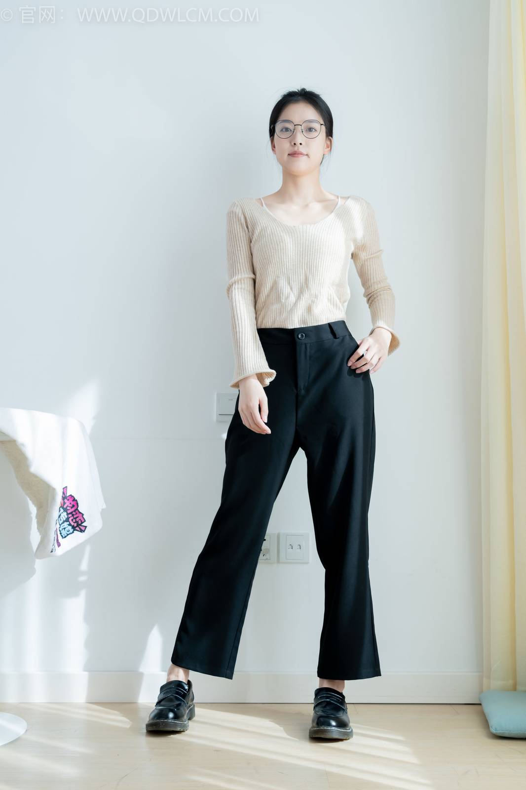 物恋传媒正妹茯苓浅色毛衣黑色阔腿裤显瘦又百搭-93
