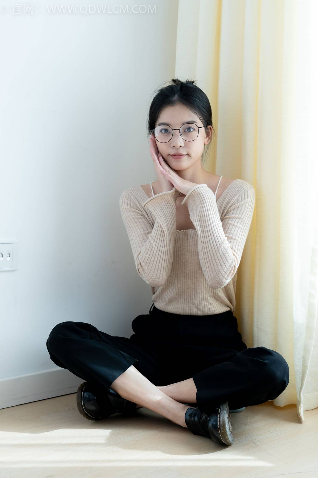 物恋传媒正妹茯苓浅色毛衣黑色阔腿裤显瘦又百搭-91