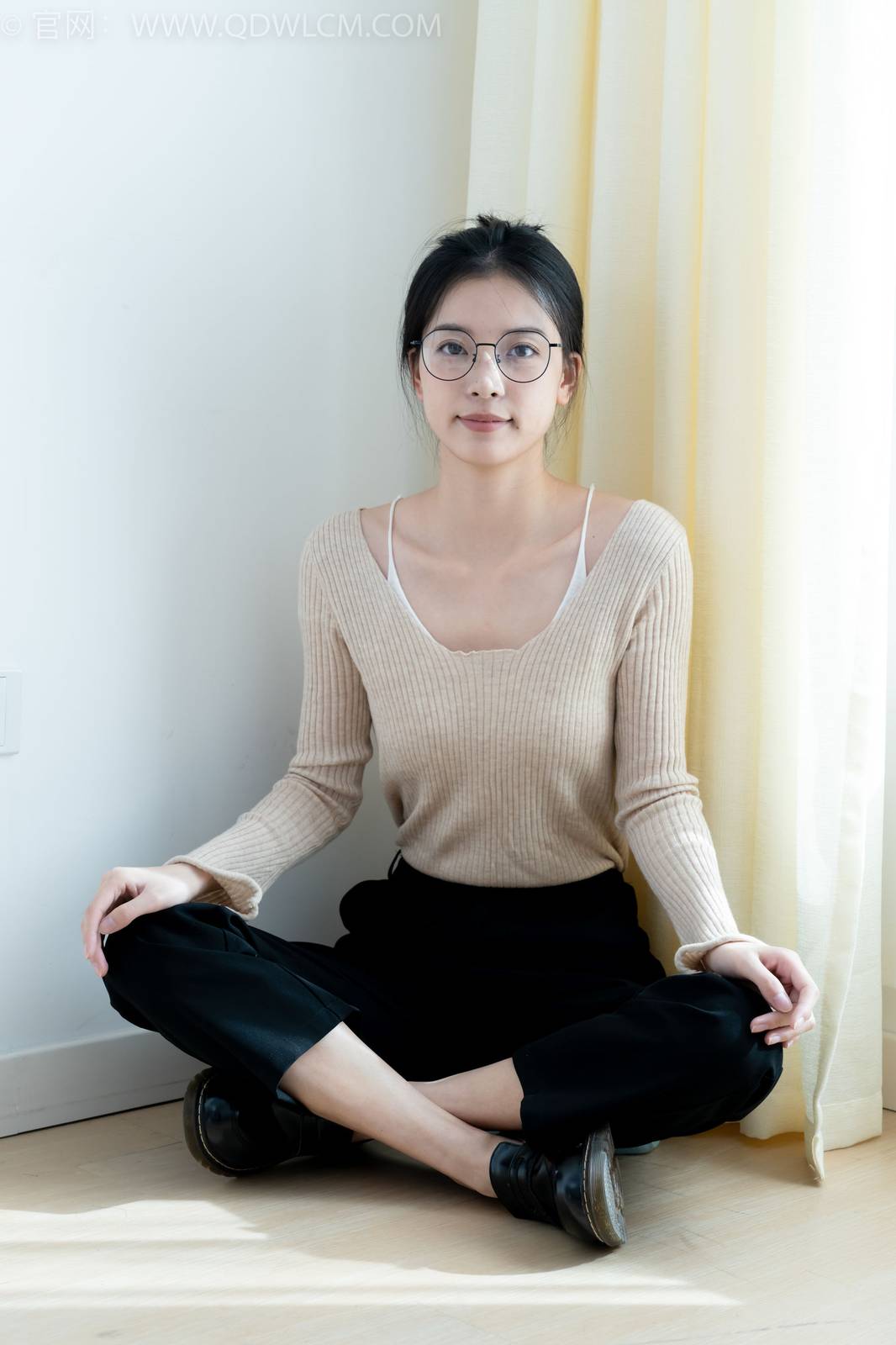 物恋传媒正妹茯苓浅色毛衣黑色阔腿裤显瘦又百搭-92