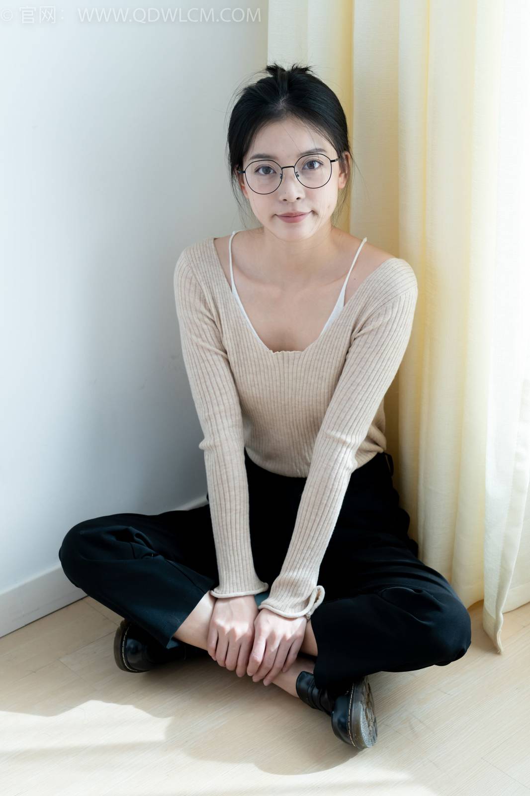 物恋传媒正妹茯苓浅色毛衣黑色阔腿裤显瘦又百搭-96