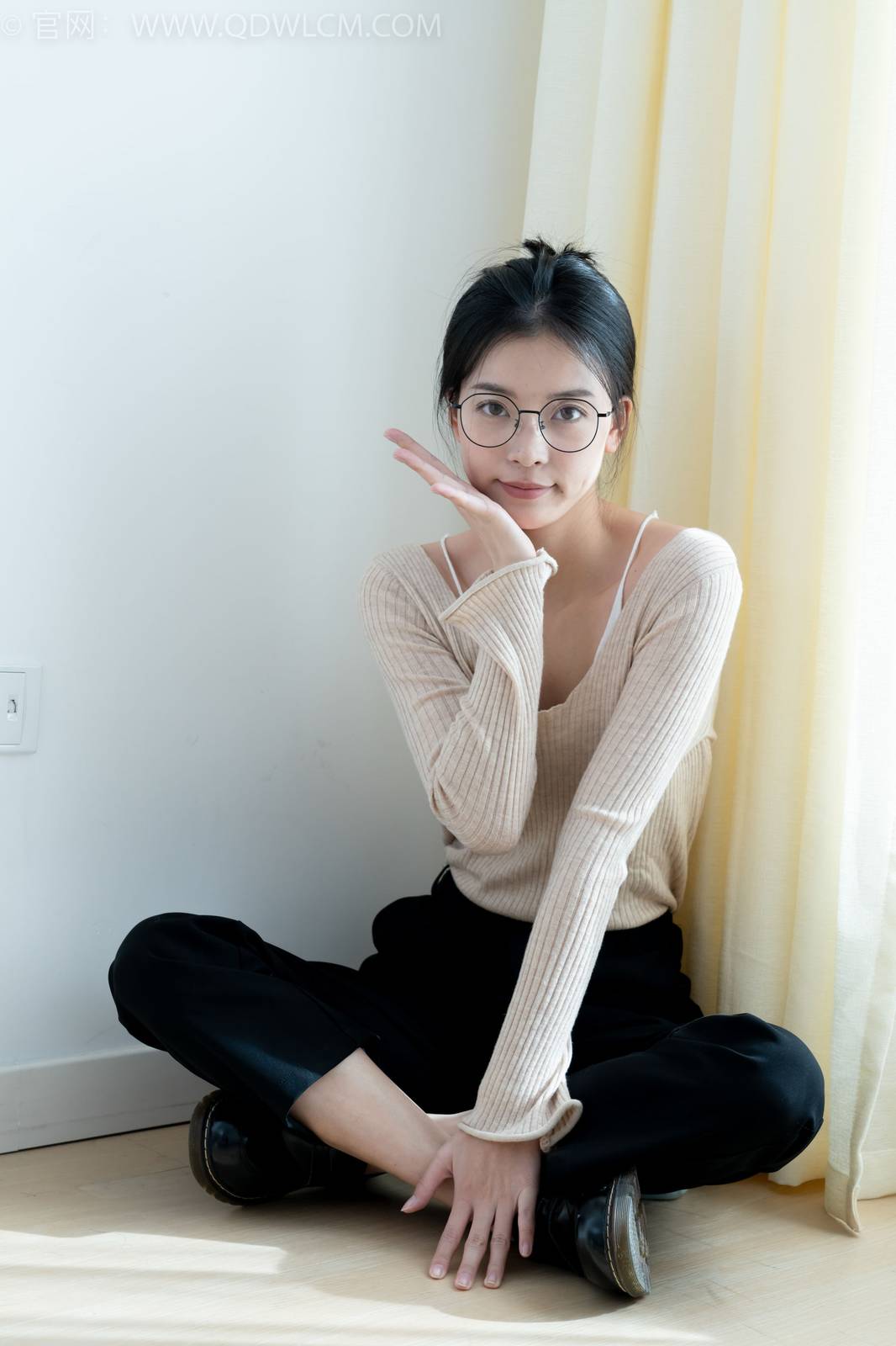 物恋传媒正妹茯苓浅色毛衣黑色阔腿裤显瘦又百搭-95