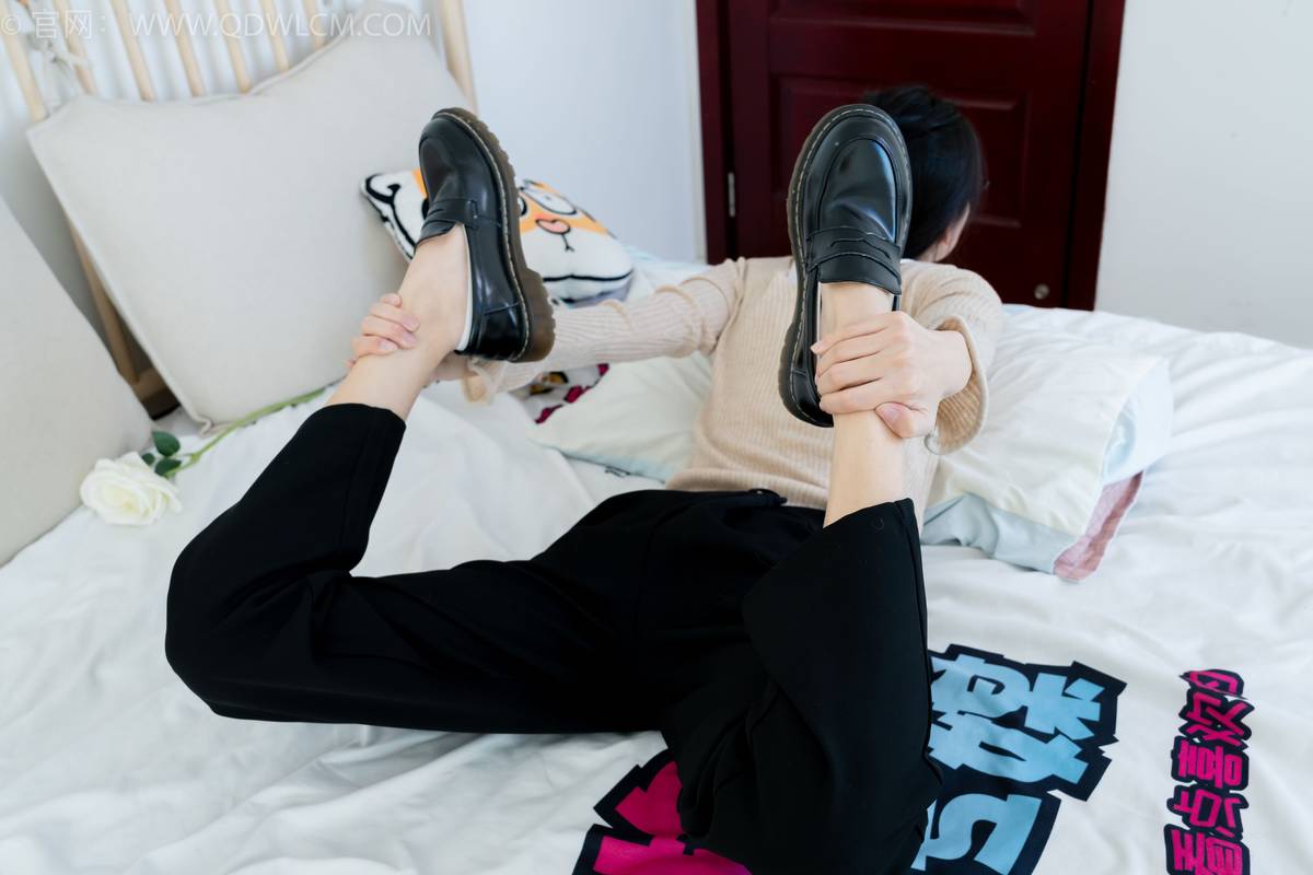 物恋传媒正妹茯苓浅色毛衣黑色阔腿裤显瘦又百搭-107