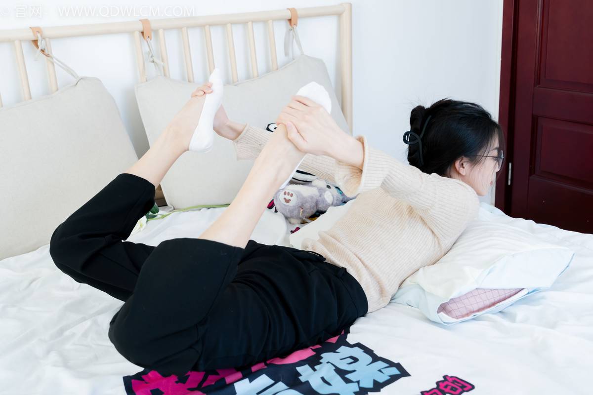 物恋传媒正妹茯苓浅色毛衣黑色阔腿裤显瘦又百搭-115