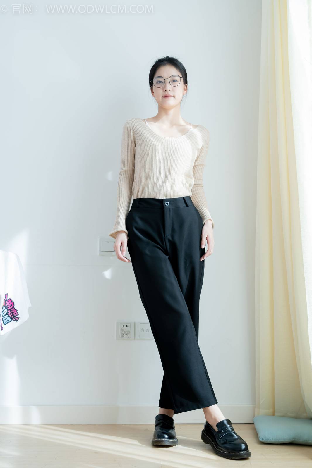 物恋传媒正妹茯苓浅色毛衣黑色阔腿裤显瘦又百搭-116