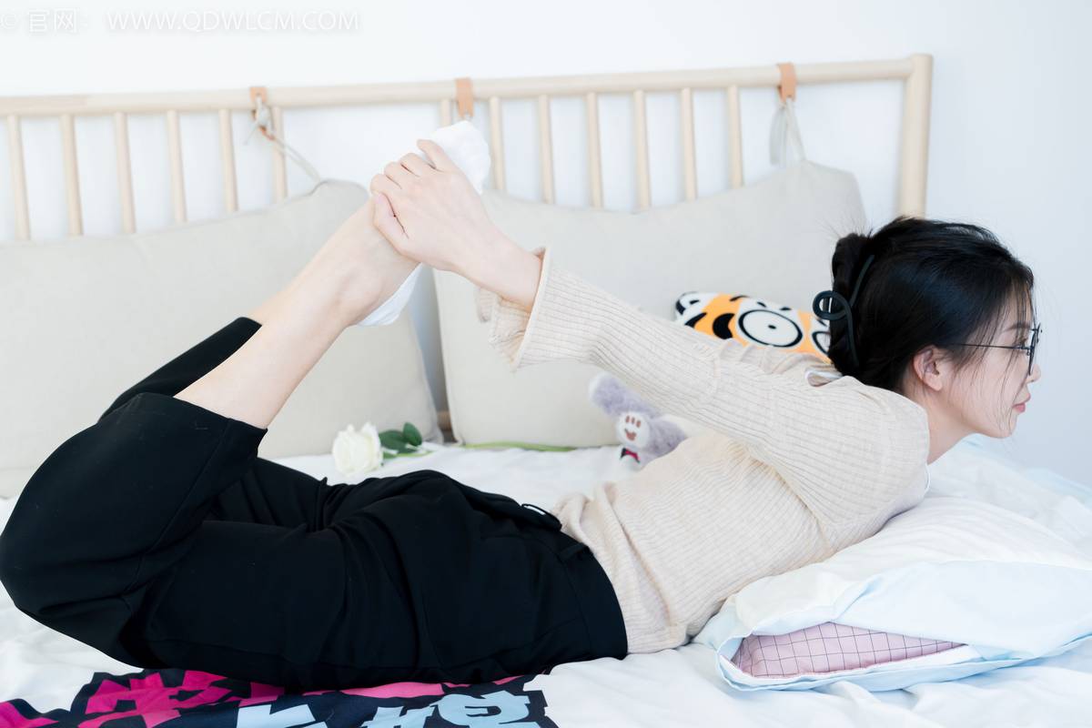 物恋传媒正妹茯苓浅色毛衣黑色阔腿裤显瘦又百搭-113