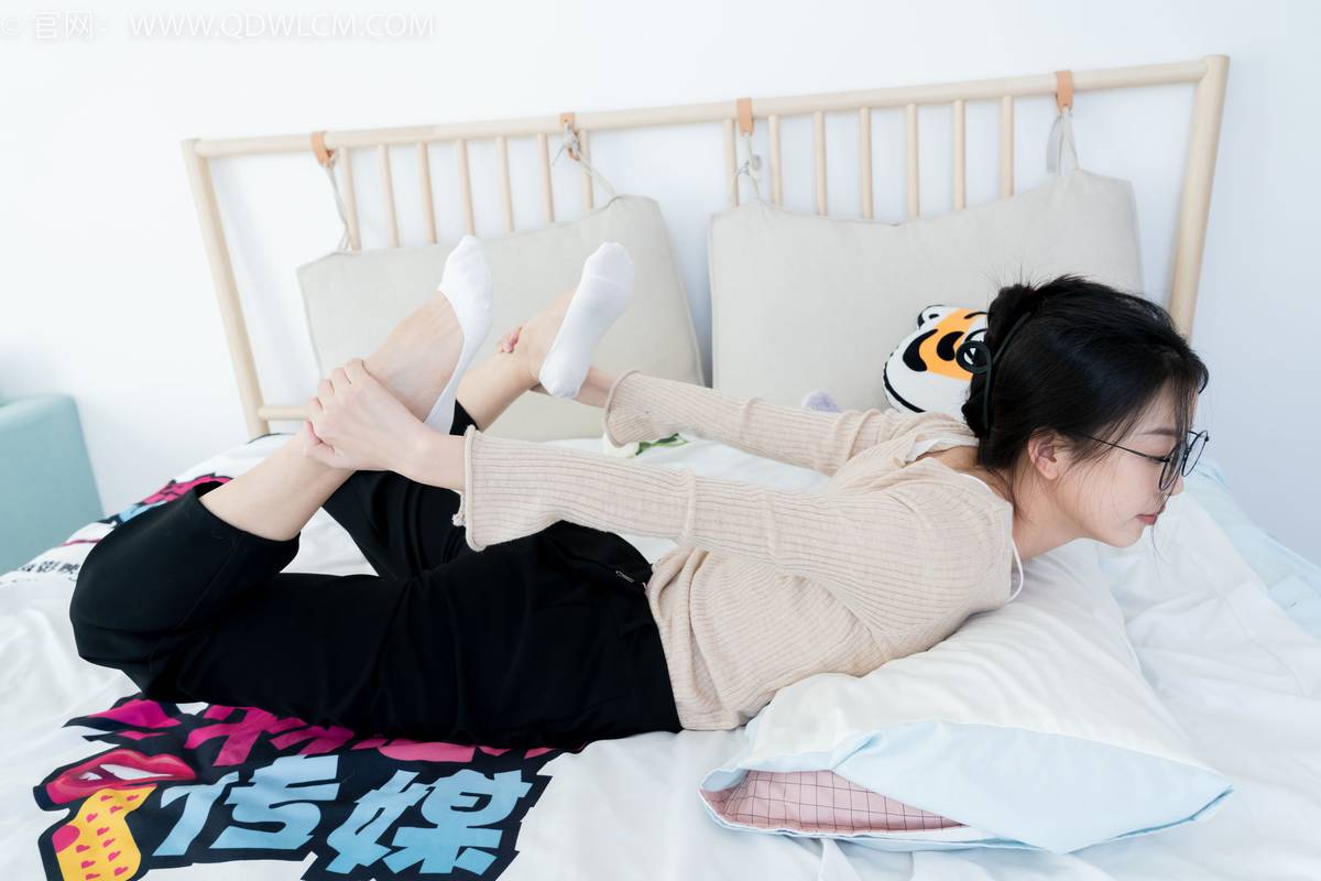 物恋传媒正妹茯苓浅色毛衣黑色阔腿裤显瘦又百搭-123