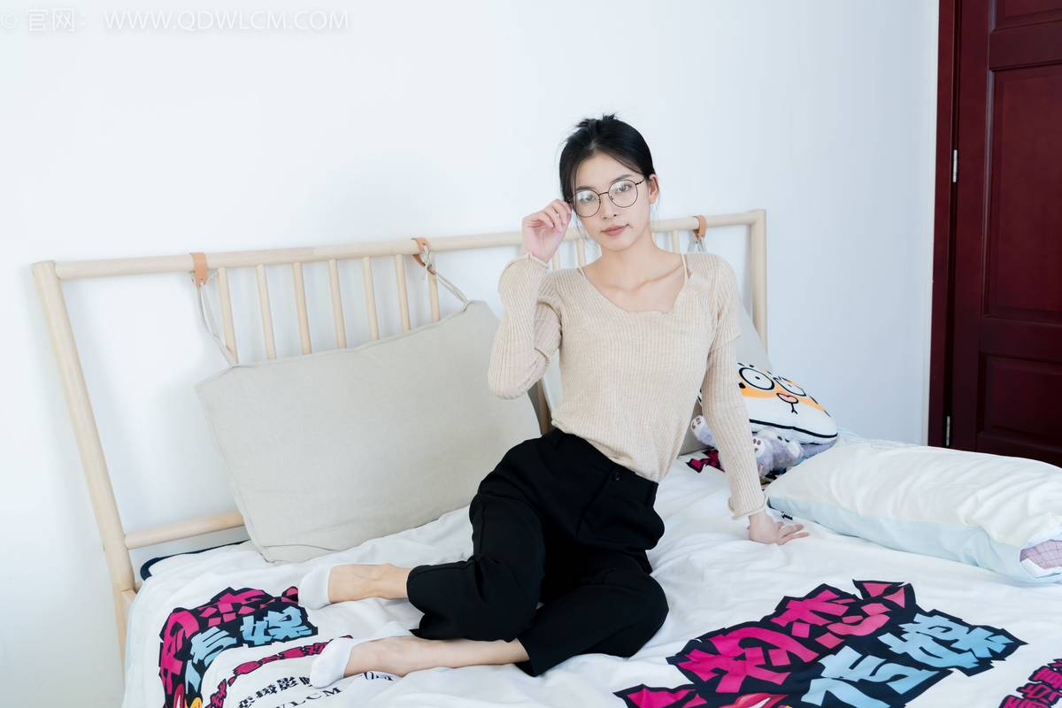 物恋传媒正妹茯苓浅色毛衣黑色阔腿裤显瘦又百搭-125