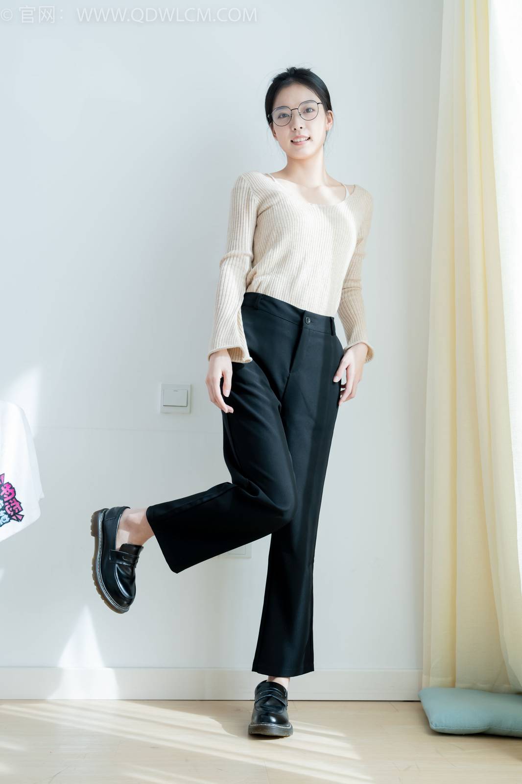 物恋传媒正妹茯苓浅色毛衣黑色阔腿裤显瘦又百搭-138