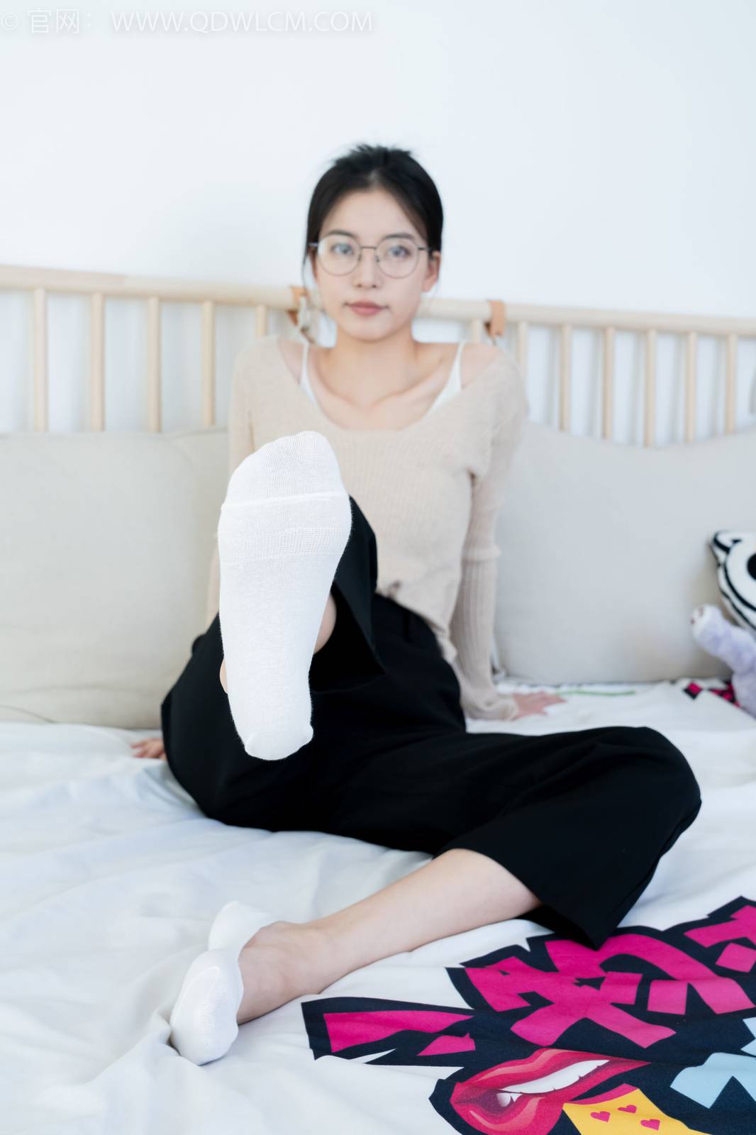 物恋传媒正妹茯苓浅色毛衣黑色阔腿裤显瘦又百搭-141