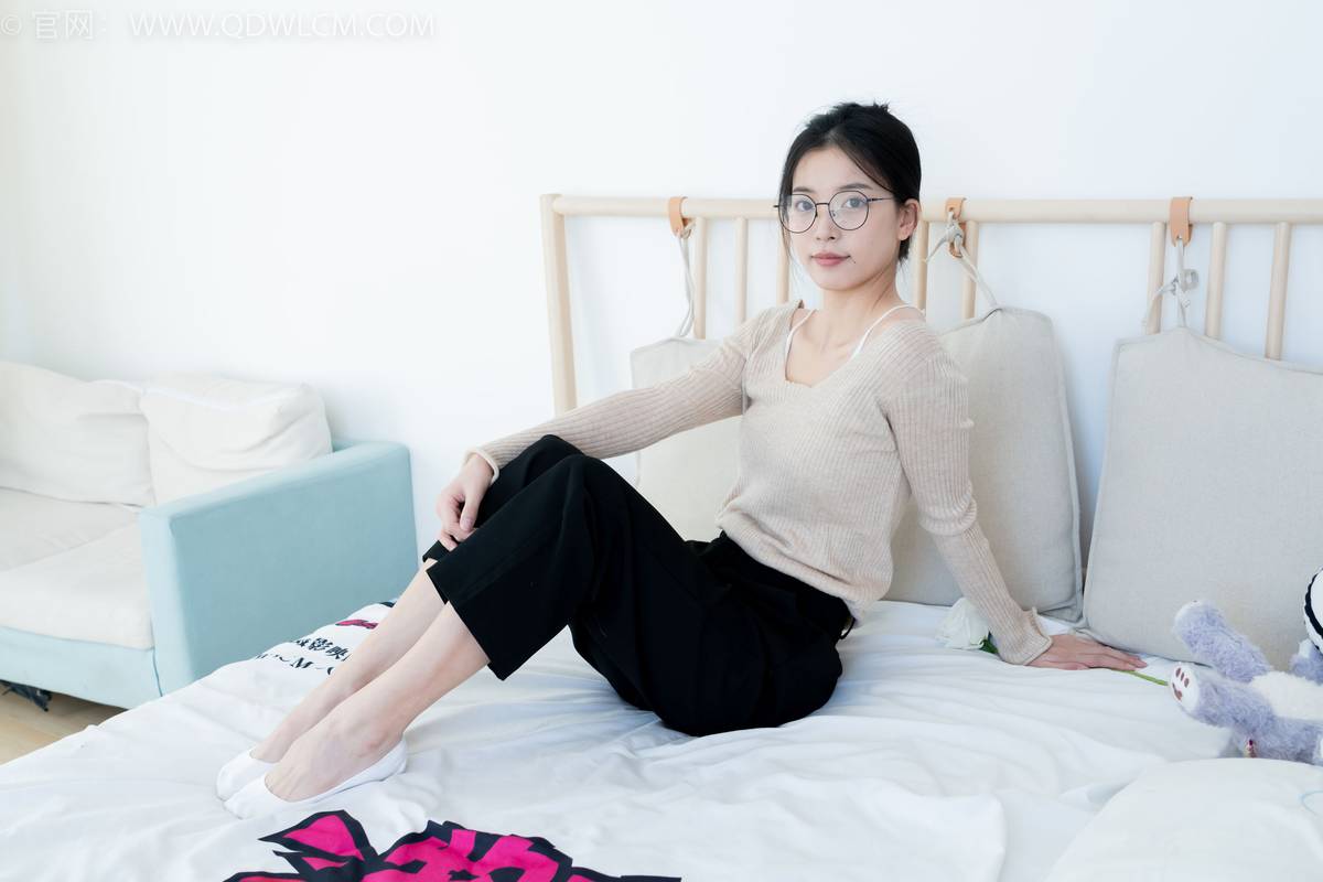 物恋传媒正妹茯苓浅色毛衣黑色阔腿裤显瘦又百搭-139