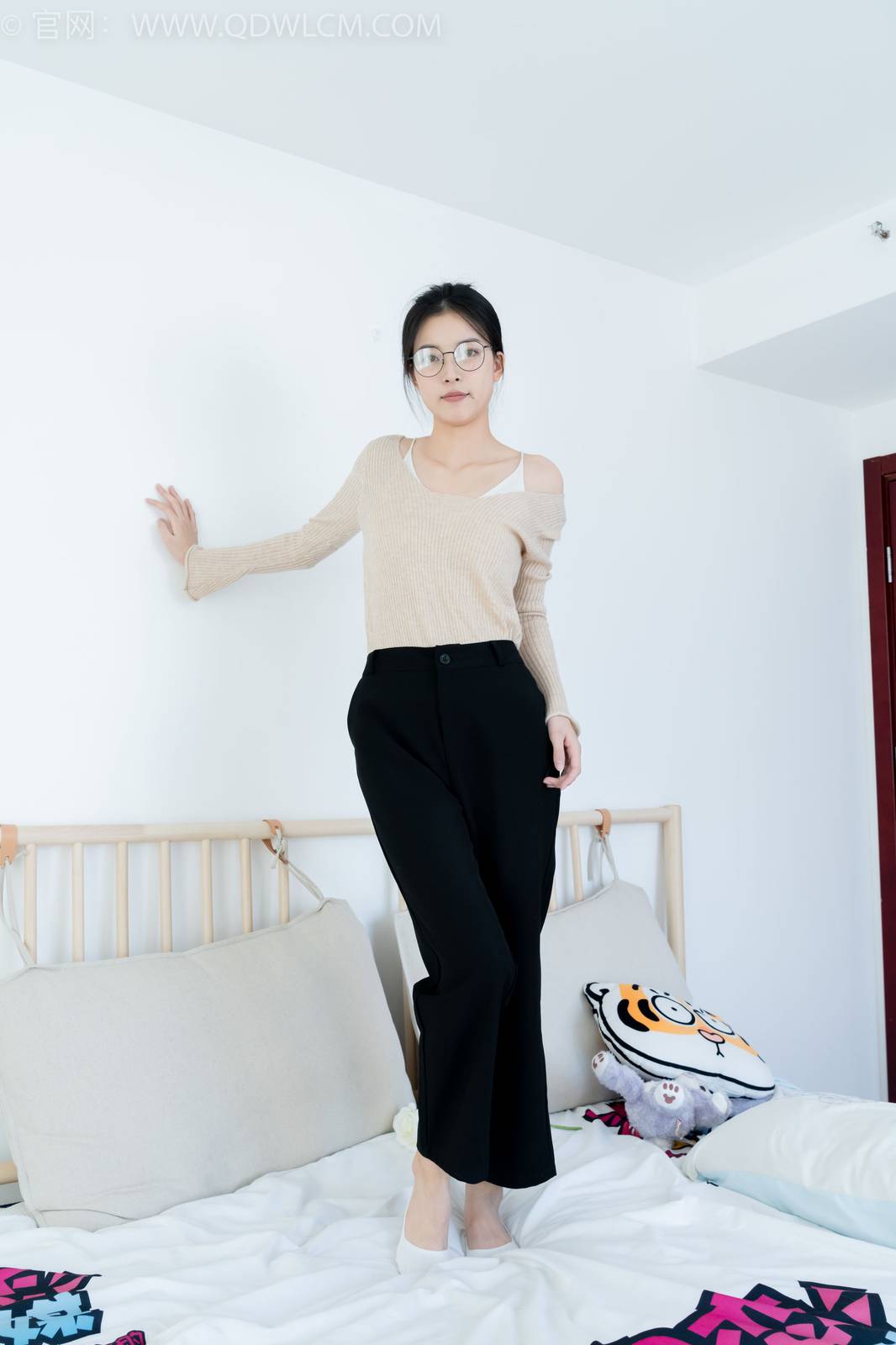 物恋传媒正妹茯苓浅色毛衣黑色阔腿裤显瘦又百搭-150