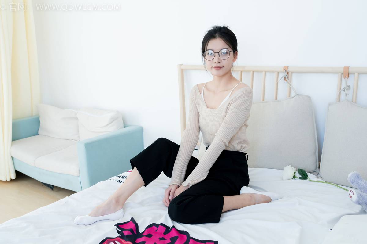 物恋传媒正妹茯苓浅色毛衣黑色阔腿裤显瘦又百搭-146