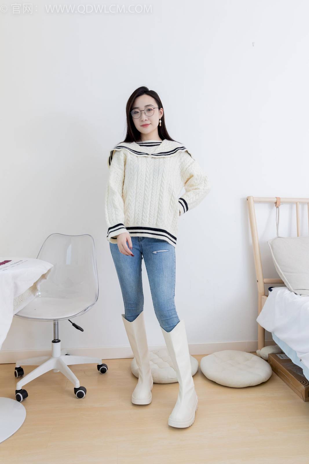 物恋传媒模特恬恬白色毛衣搭配牛仔裤居家写真