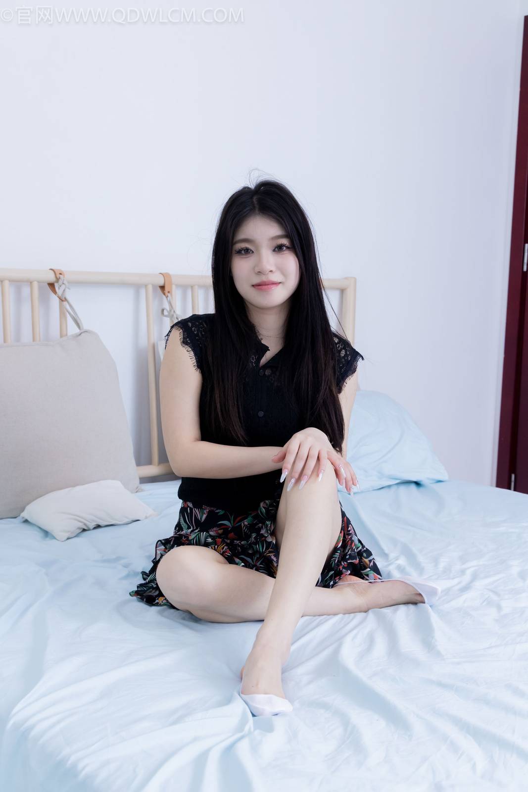 物恋传媒腿模闪闪黑色上衣碎花裙美好记忆写真-19