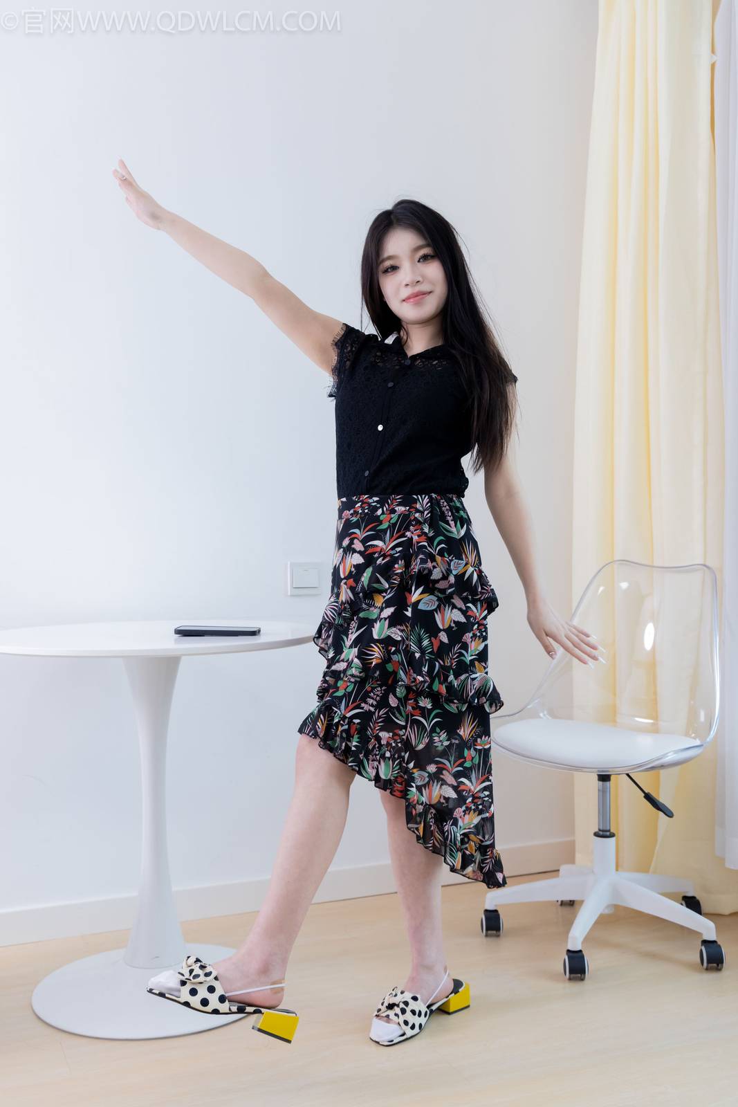 物恋传媒腿模闪闪黑色上衣碎花裙美好记忆写真-91