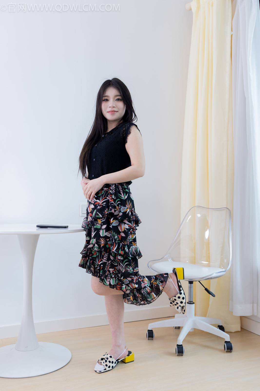 物恋传媒腿模闪闪黑色上衣碎花裙美好记忆写真-90