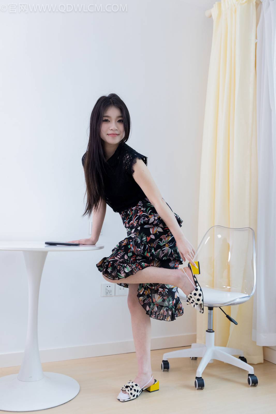 物恋传媒腿模闪闪黑色上衣碎花裙美好记忆写真-89