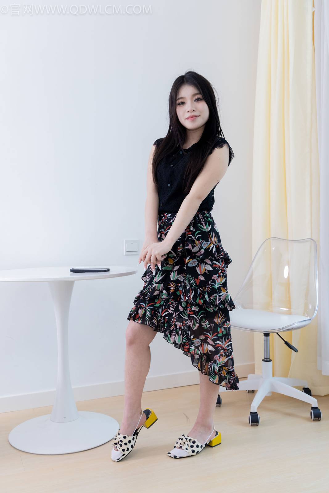 物恋传媒腿模闪闪黑色上衣碎花裙美好记忆写真-94