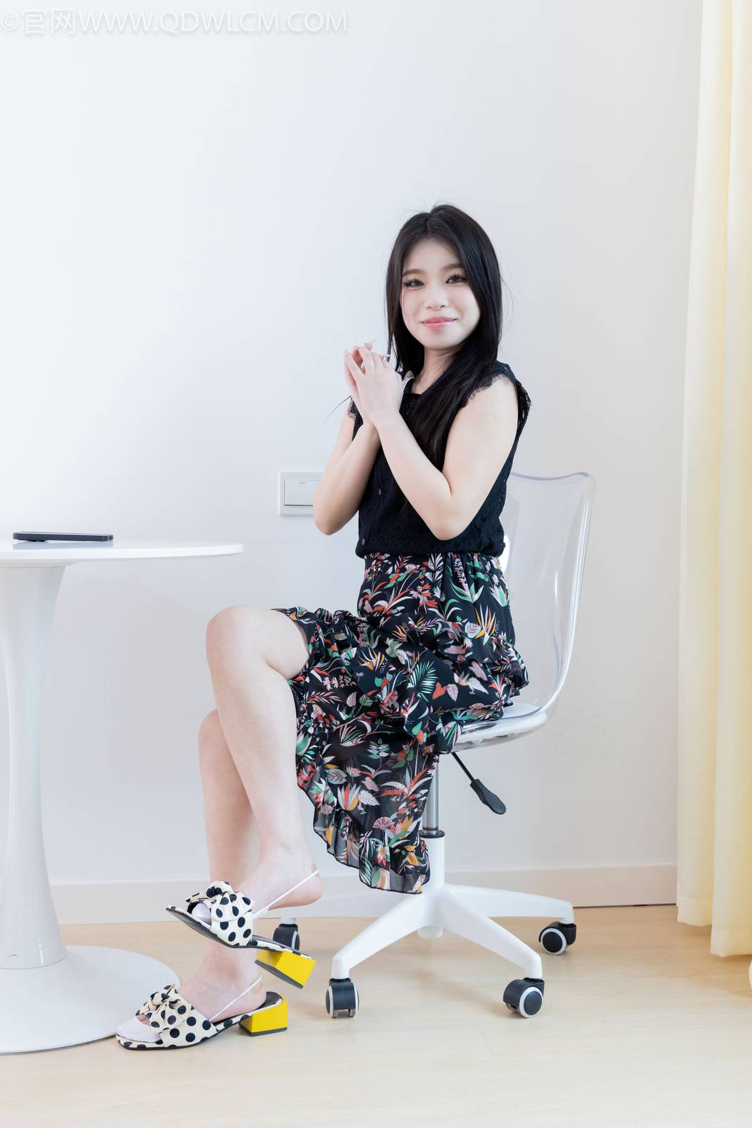 物恋传媒腿模闪闪黑色上衣碎花裙美好记忆写真-118