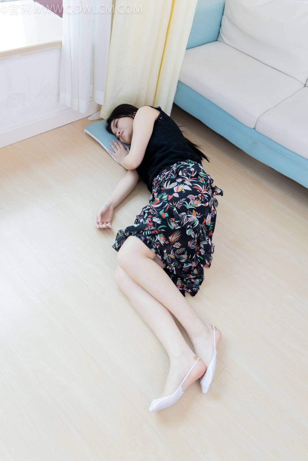 物恋传媒腿模闪闪黑色上衣碎花裙美好记忆写真-132