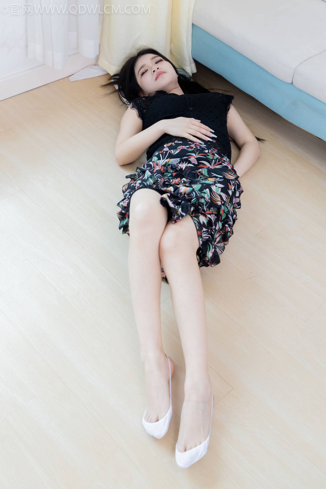 物恋传媒腿模闪闪黑色上衣碎花裙美好记忆写真-134