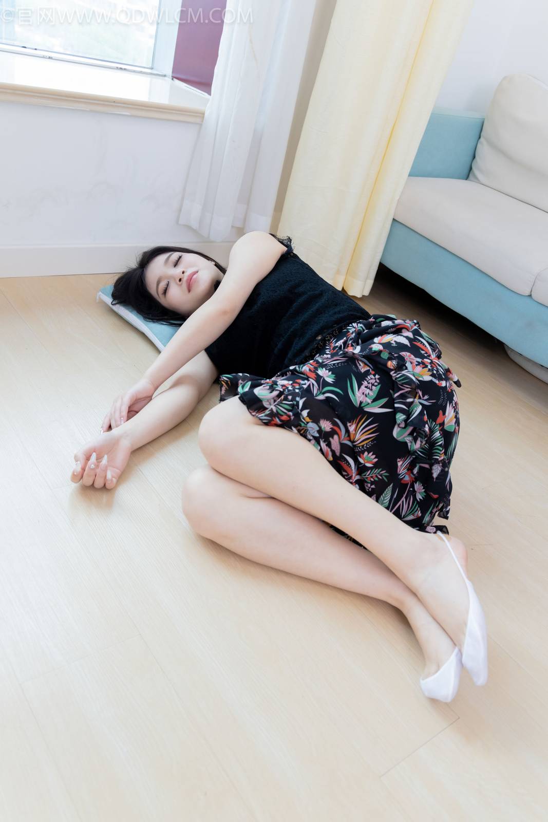 物恋传媒腿模闪闪黑色上衣碎花裙美好记忆写真-149