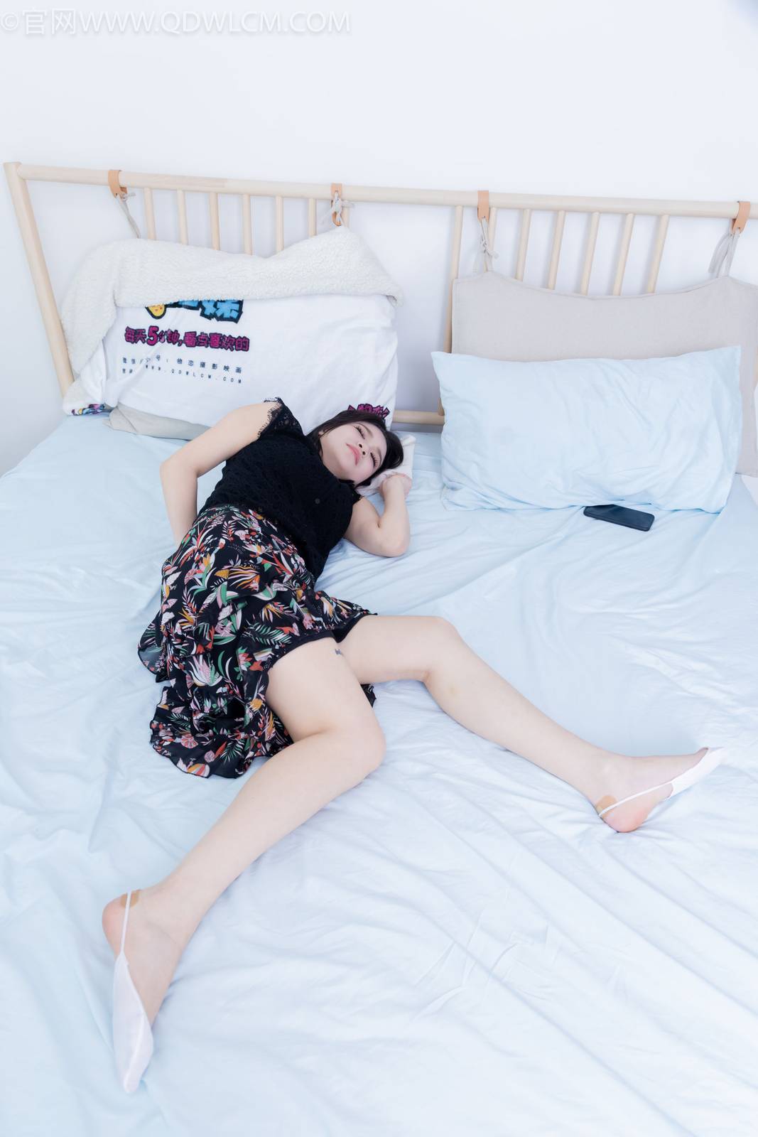 物恋传媒腿模闪闪黑色上衣碎花裙美好记忆写真-153