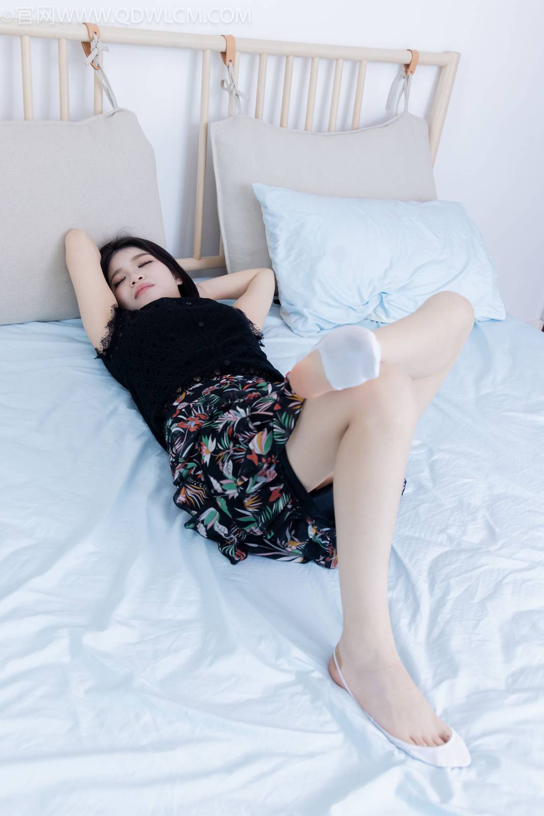 物恋传媒腿模闪闪黑色上衣碎花裙美好记忆写真-159