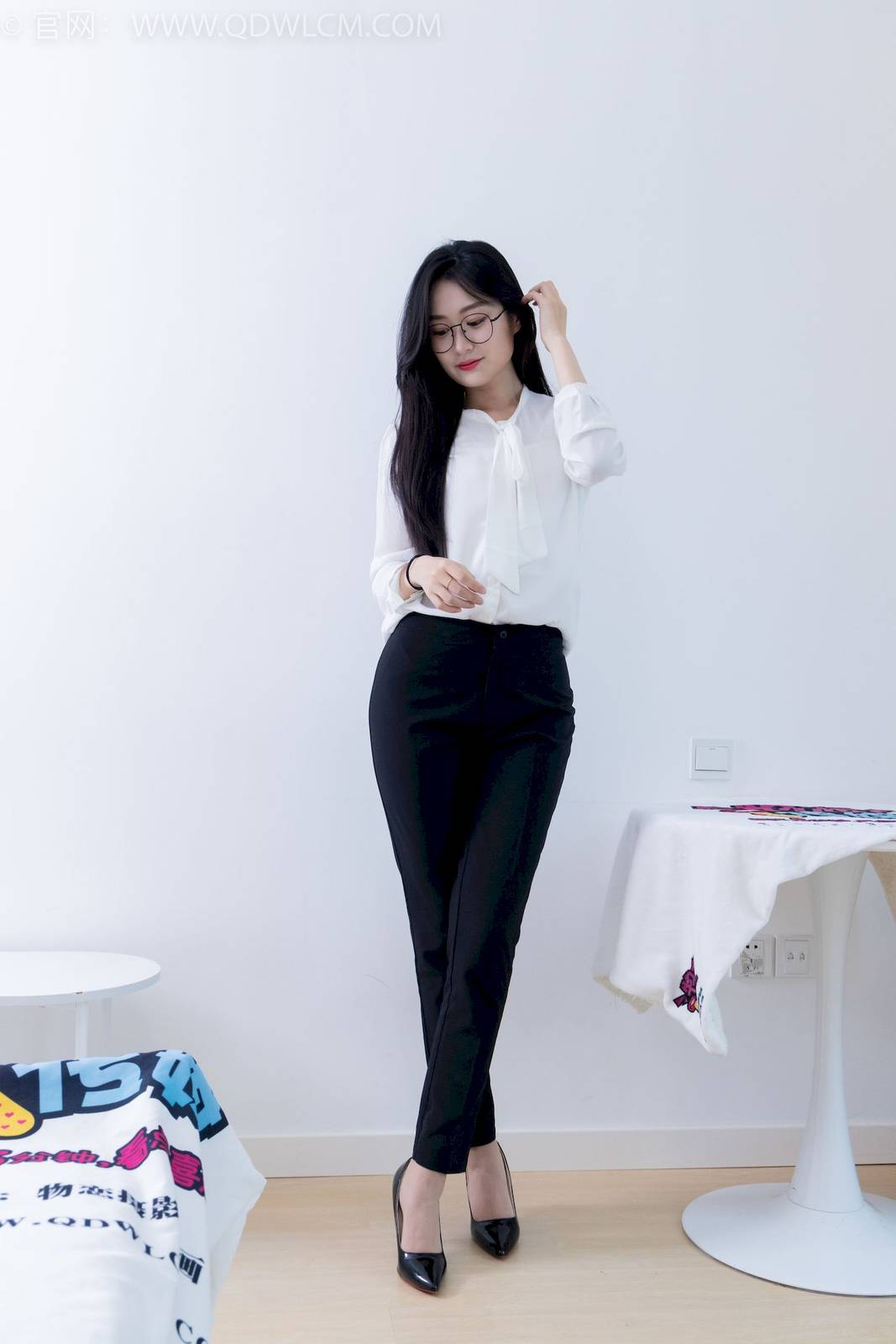 物恋传媒模特小敏白上衣黑色长裤职场丽人写真
