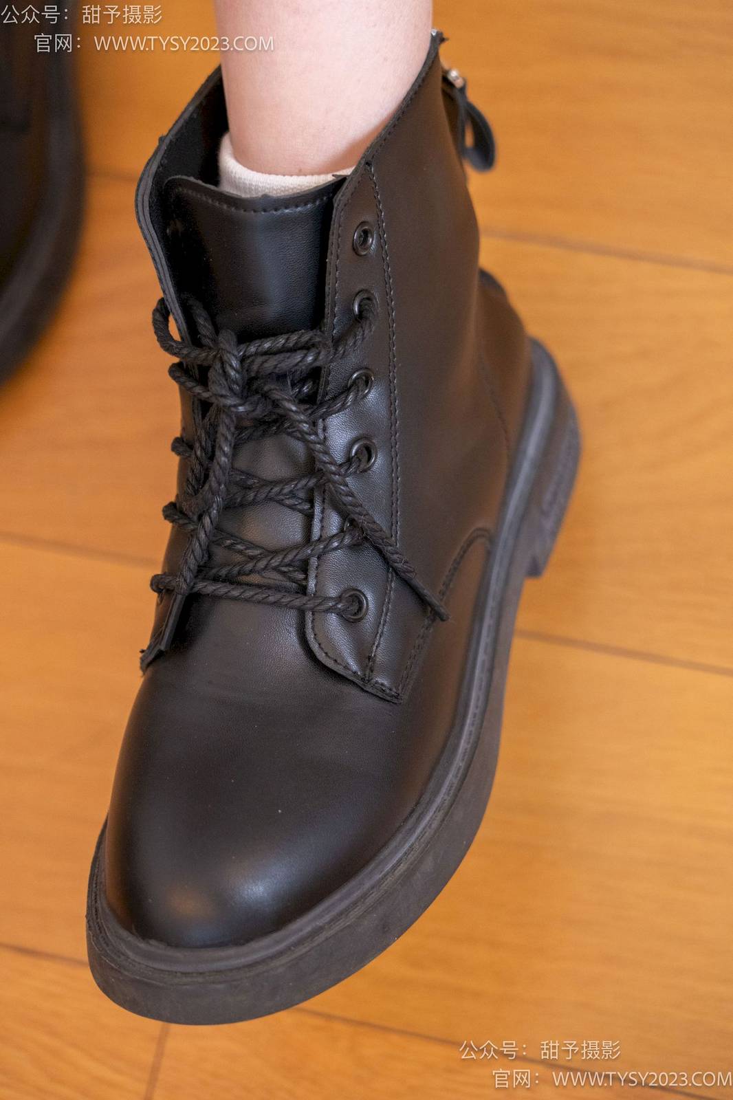 甜予摄影模特璇璇马丁靴白棉袜裸足清凉风写真-6