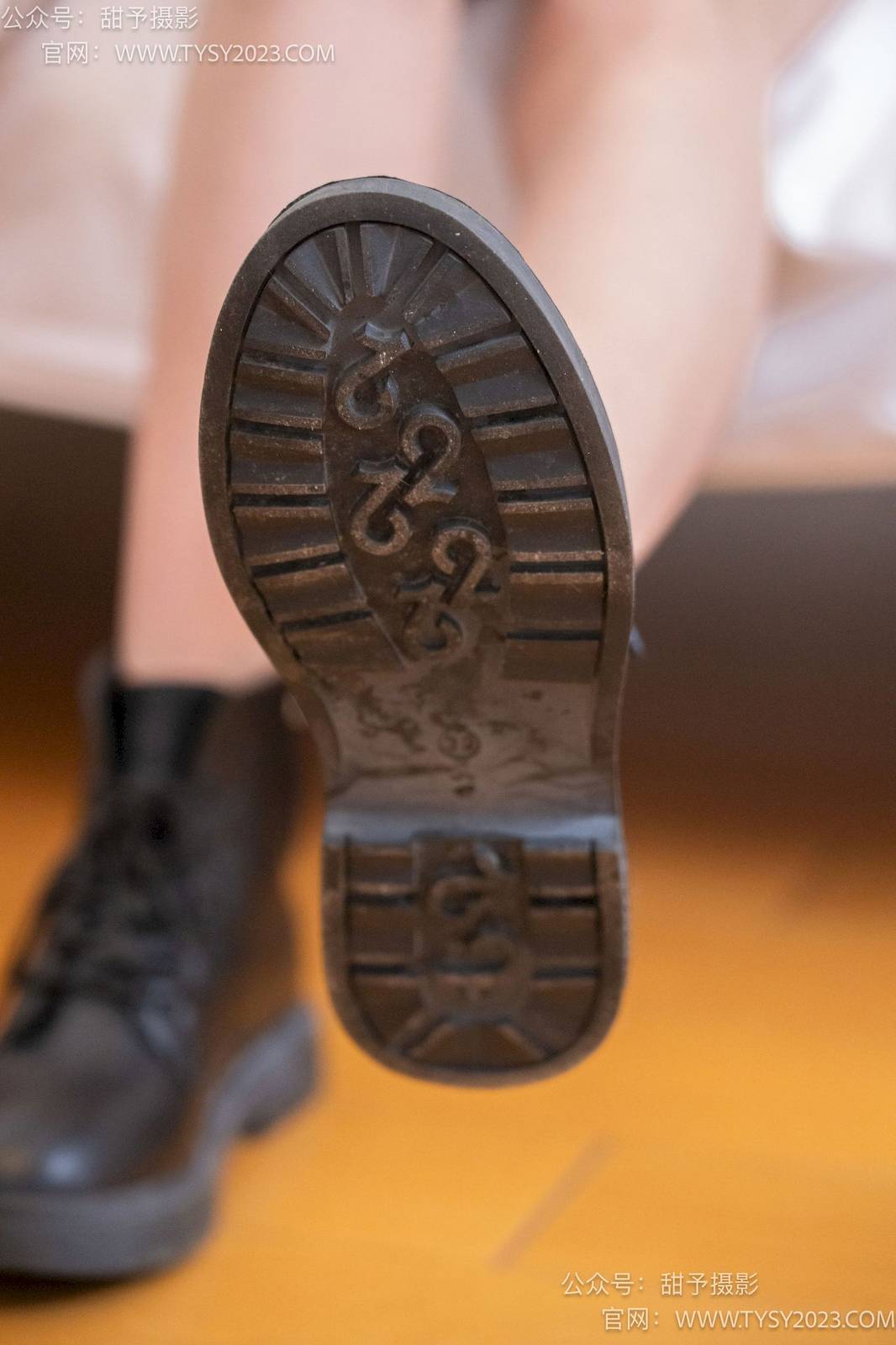 甜予摄影模特璇璇马丁靴白棉袜裸足清凉风写真-5