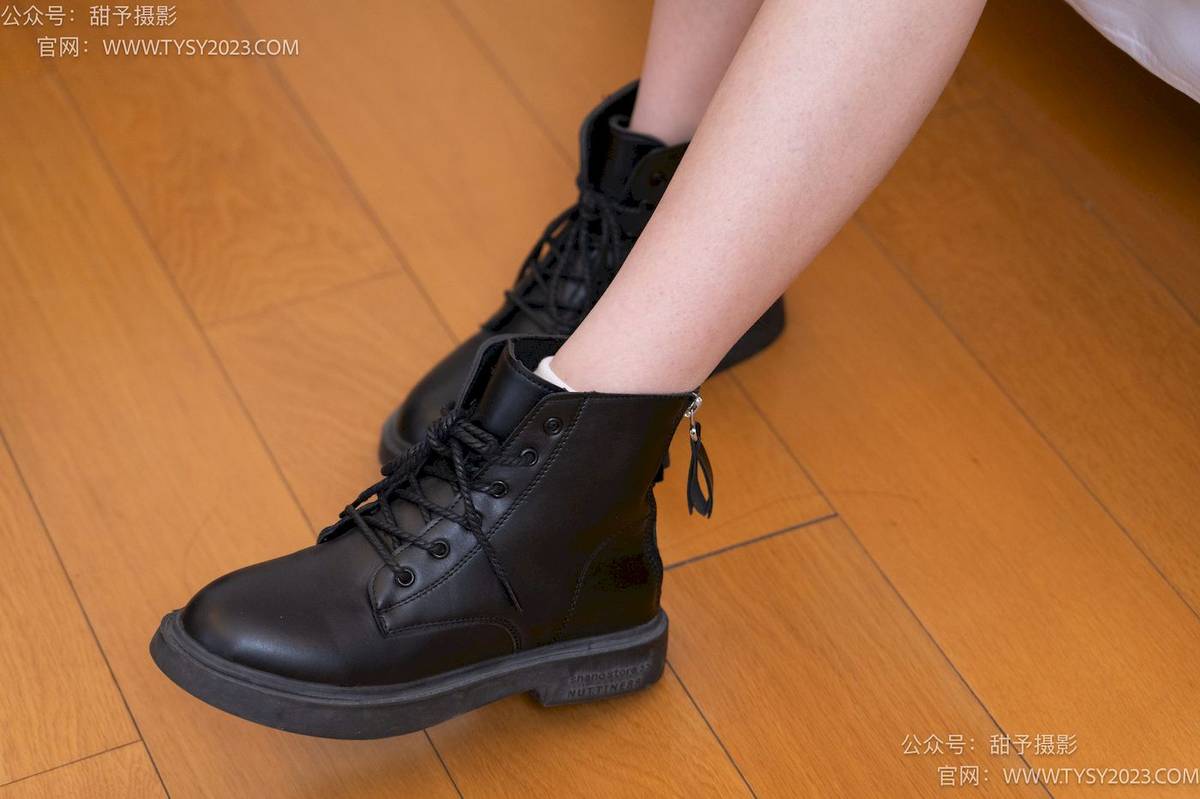 甜予摄影模特璇璇马丁靴白棉袜裸足清凉风写真-11
