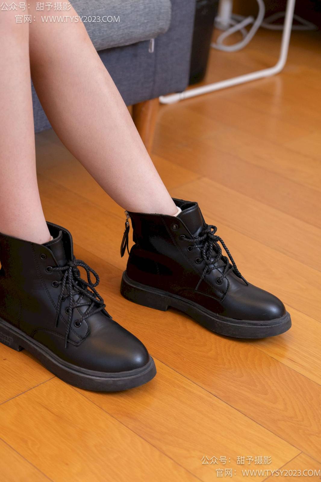 甜予摄影模特璇璇马丁靴白棉袜裸足清凉风写真-13