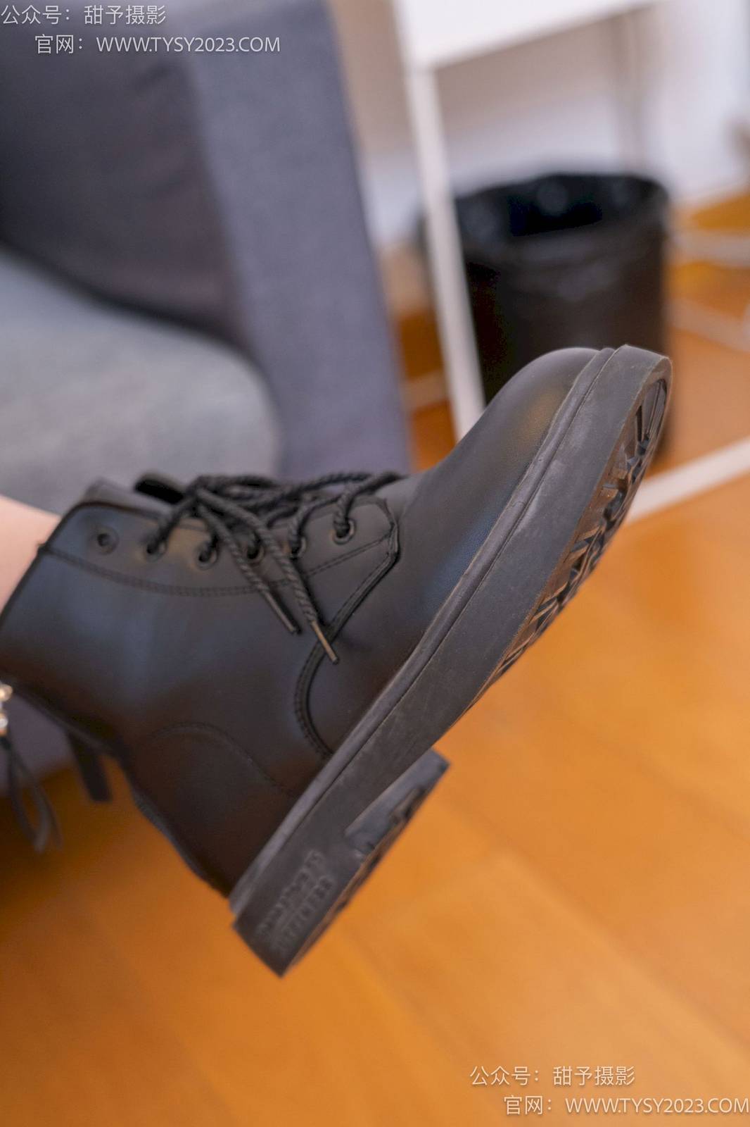 甜予摄影模特璇璇马丁靴白棉袜裸足清凉风写真-27