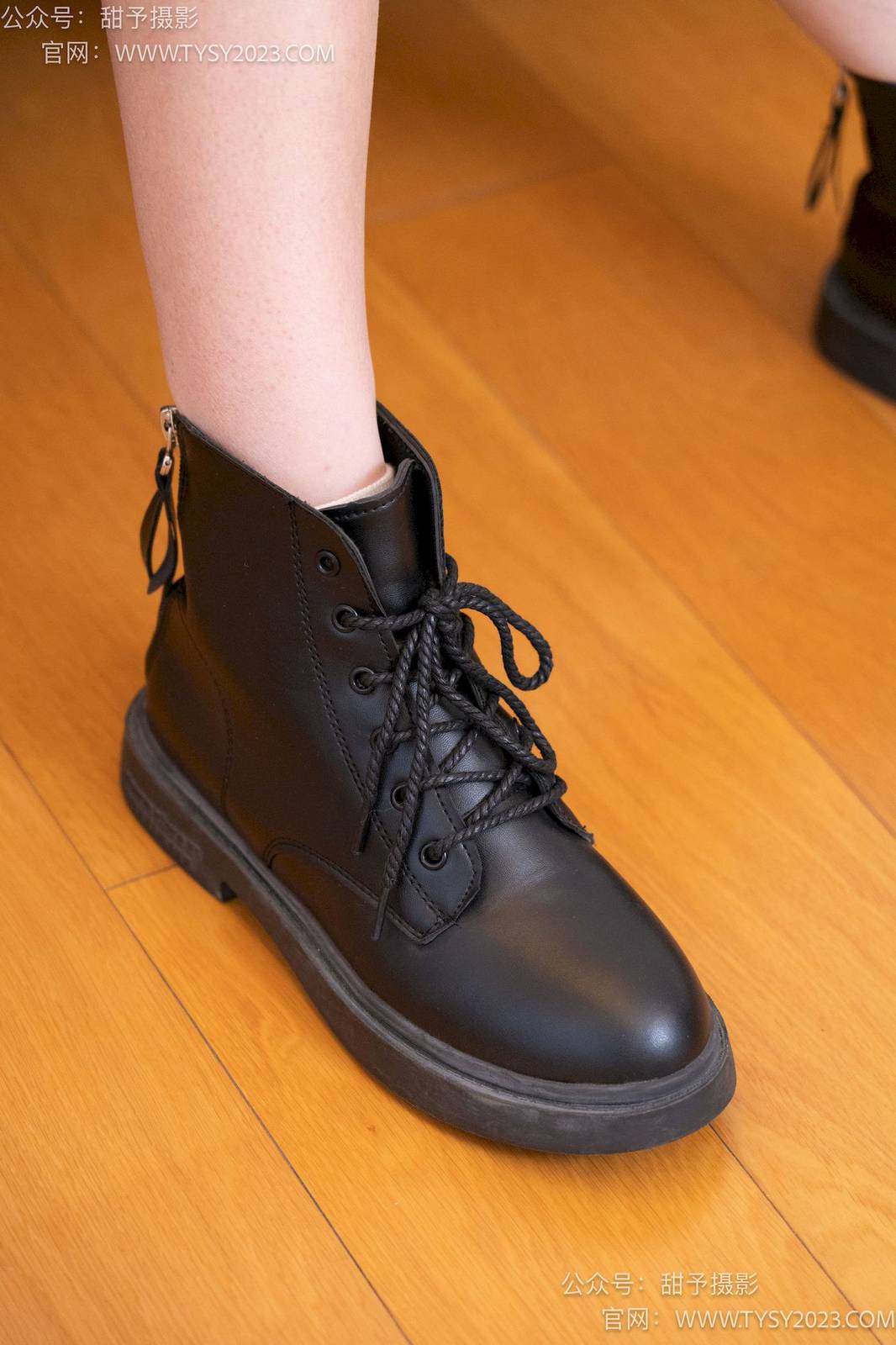 甜予摄影模特璇璇马丁靴白棉袜裸足清凉风写真-24