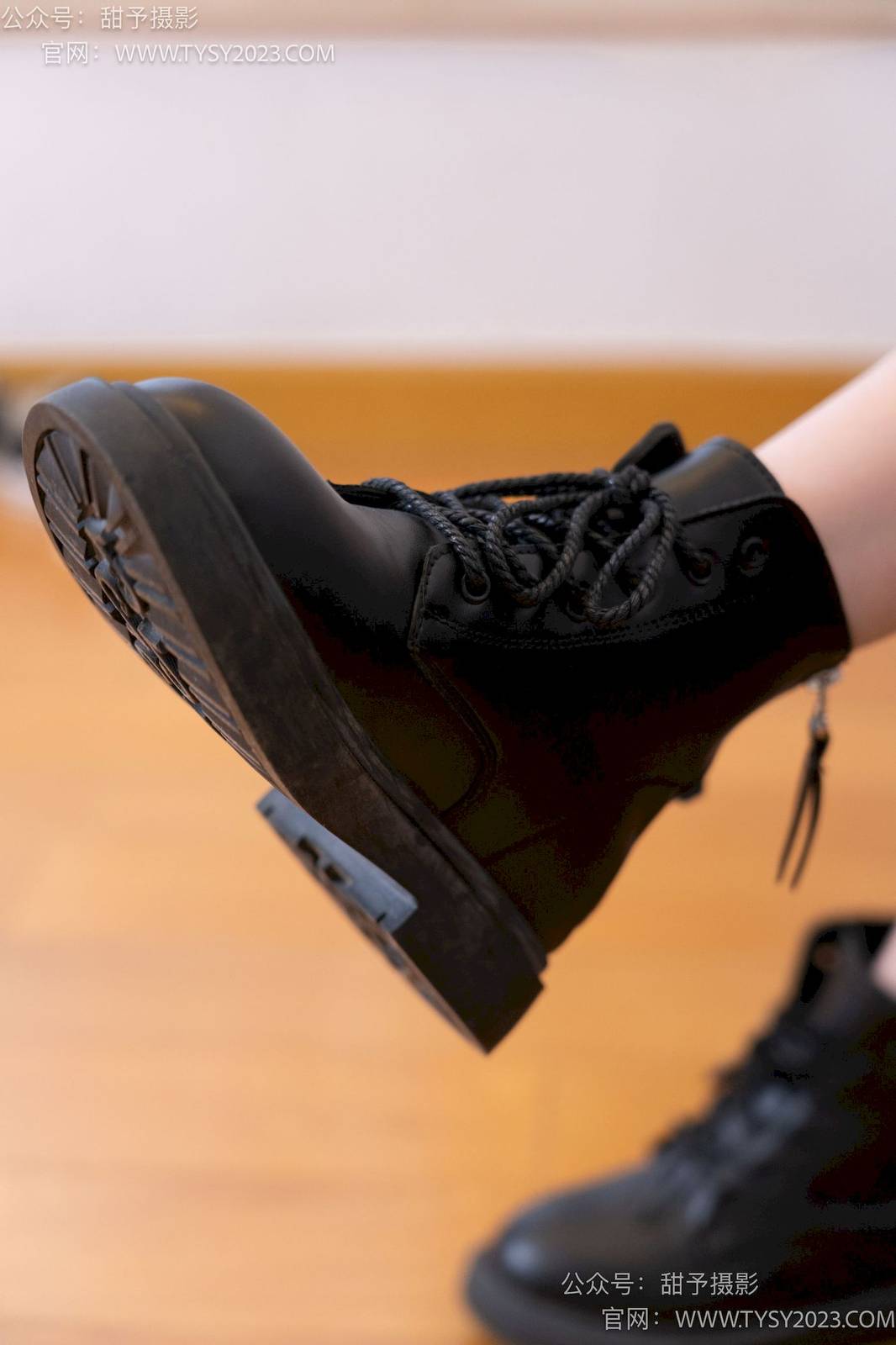 甜予摄影模特璇璇马丁靴白棉袜裸足清凉风写真-28