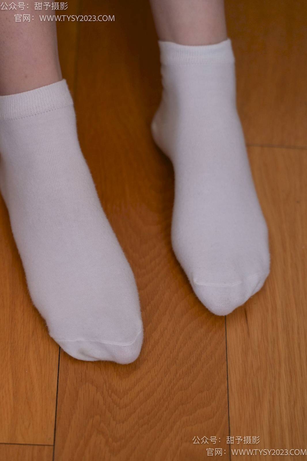 甜予摄影模特璇璇马丁靴白棉袜裸足清凉风写真-40
