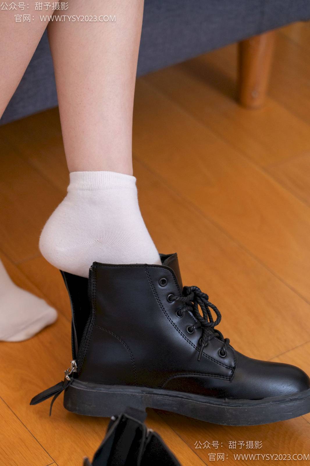 甜予摄影模特璇璇马丁靴白棉袜裸足清凉风写真-37