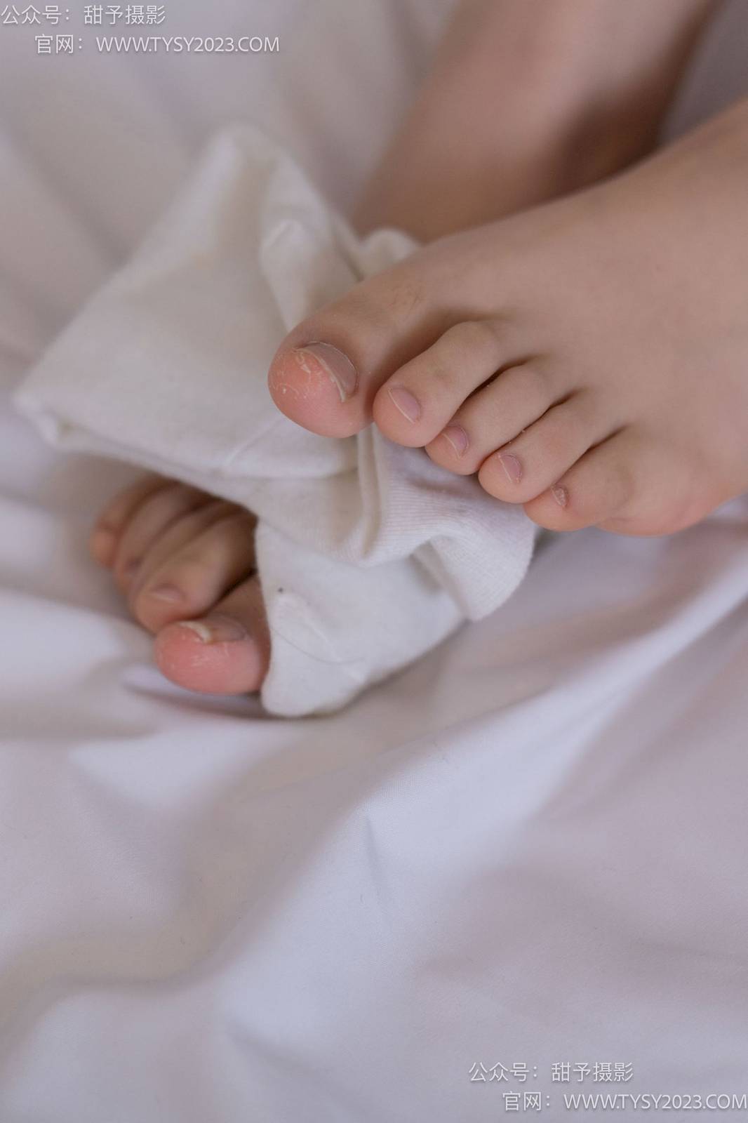 甜予摄影模特璇璇马丁靴白棉袜裸足清凉风写真-82