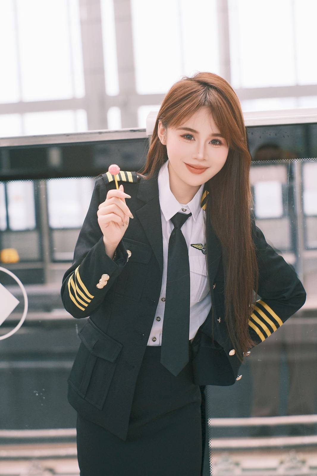 长发美女泡芙小方口含棒棒糖女警制服地铁站随拍-2