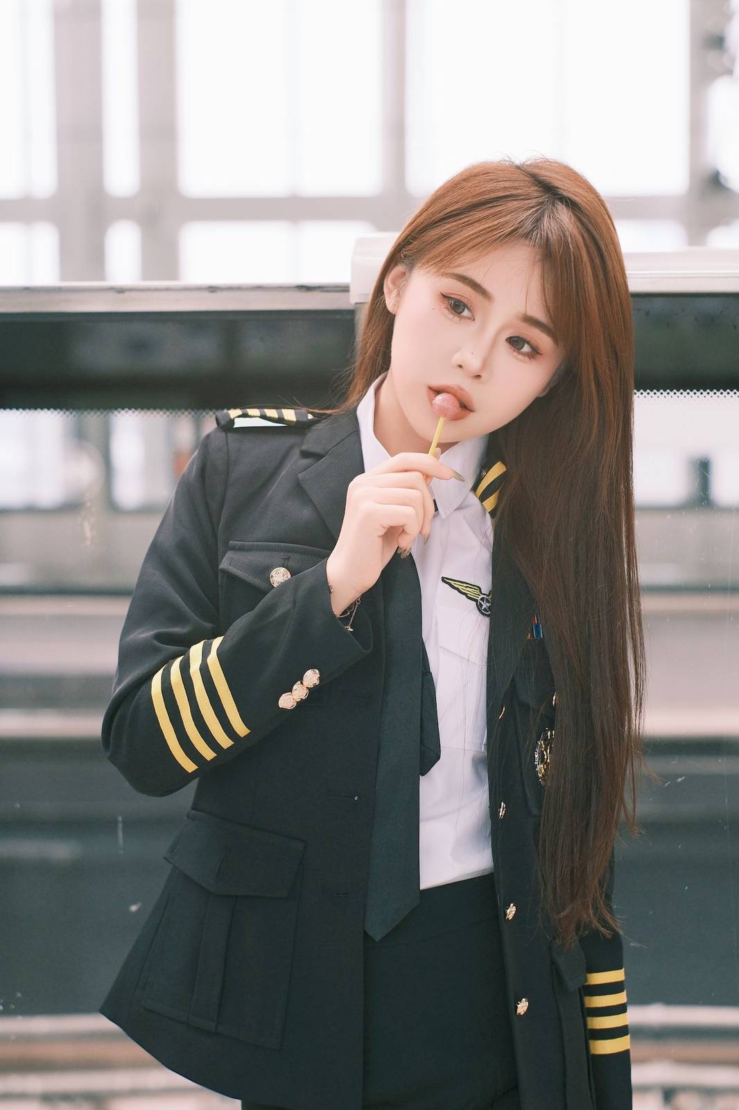 长发美女泡芙小方口含棒棒糖女警制服地铁站随拍-4