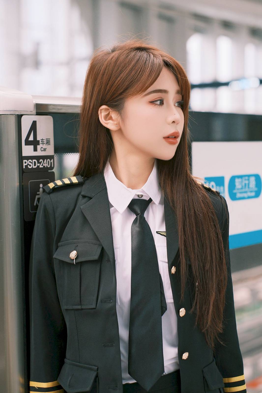 长发美女泡芙小方口含棒棒糖女警制服地铁站随拍-18