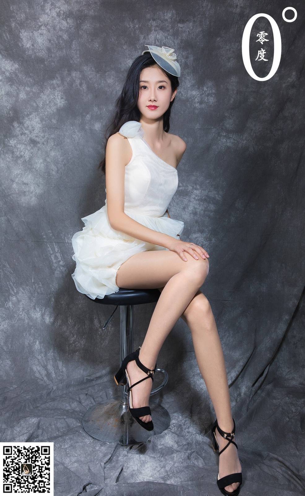 LD零度模特洋洋白色露肩礼裙修长美腿室内写真-3