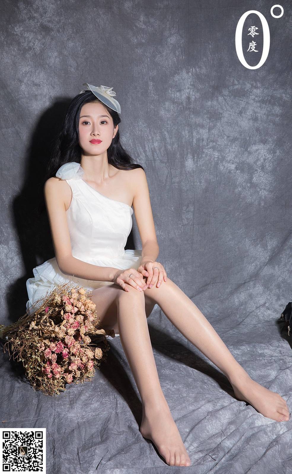 LD零度模特洋洋白色露肩礼裙修长美腿室内写真-23