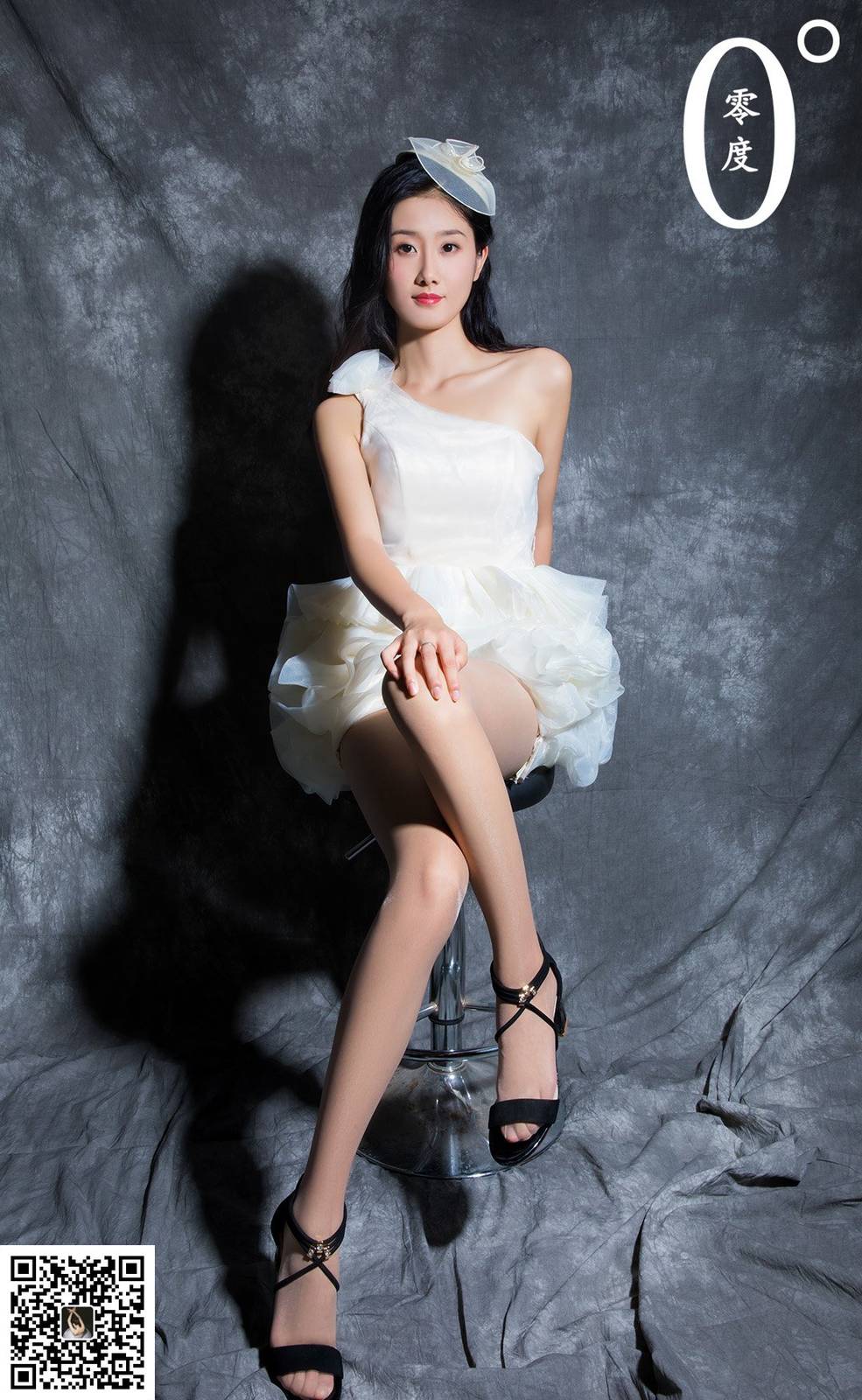 LD零度模特洋洋白色露肩礼裙修长美腿室内写真-26