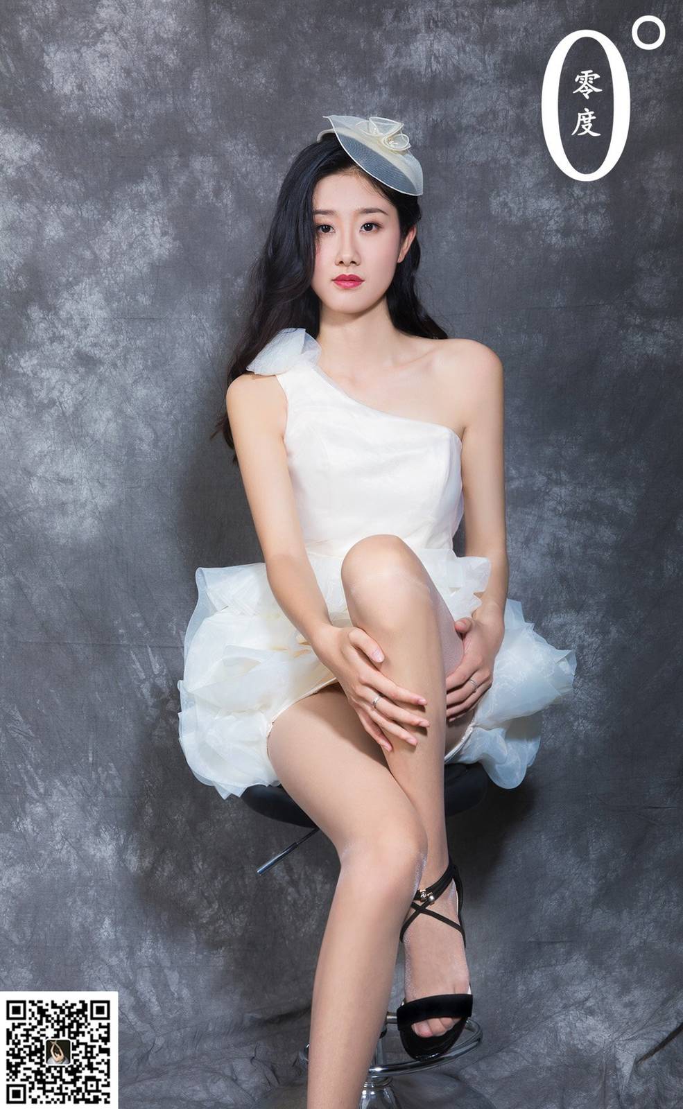 LD零度模特洋洋白色露肩礼裙修长美腿室内写真-37