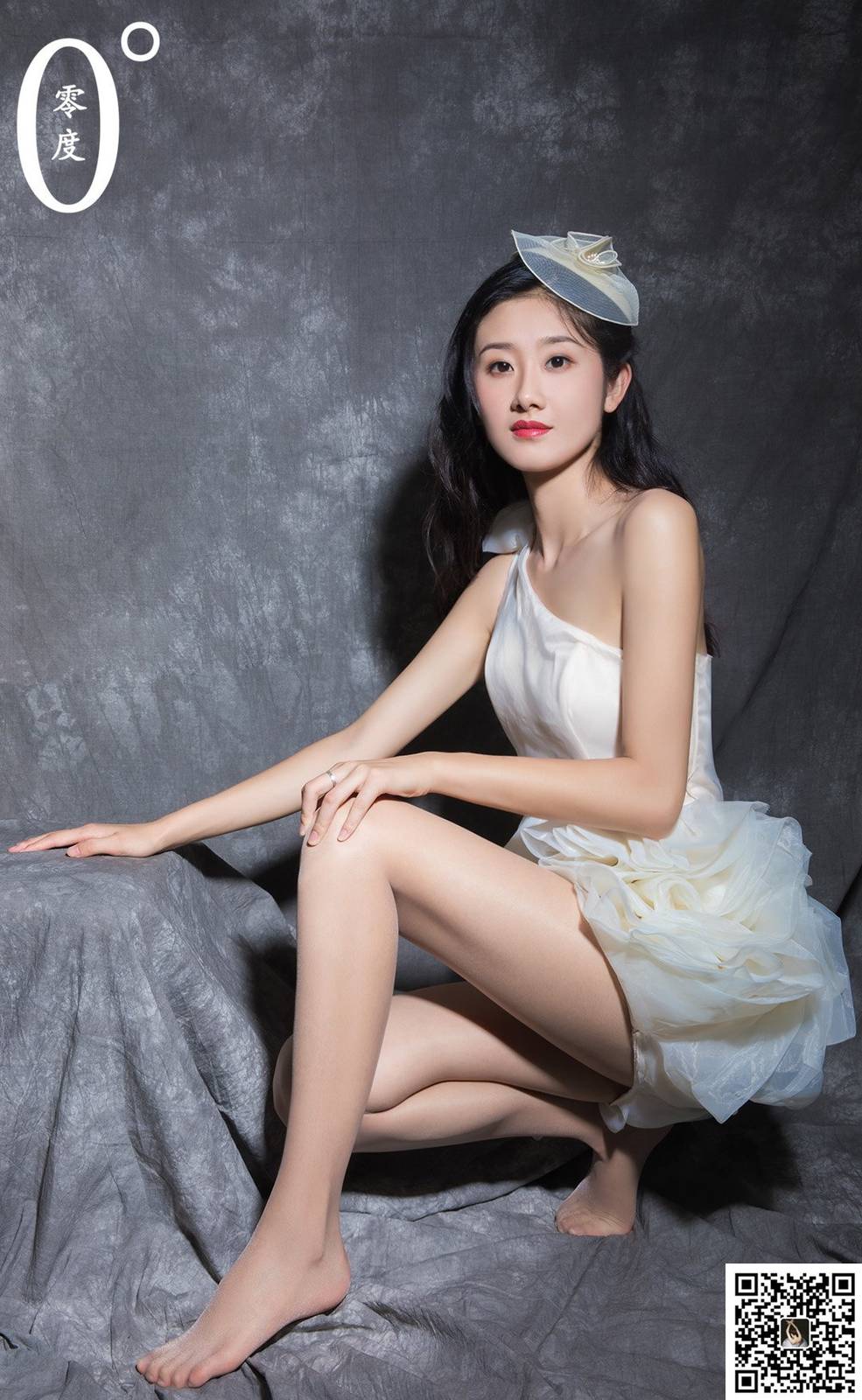 LD零度模特洋洋白色露肩礼裙修长美腿室内写真-69