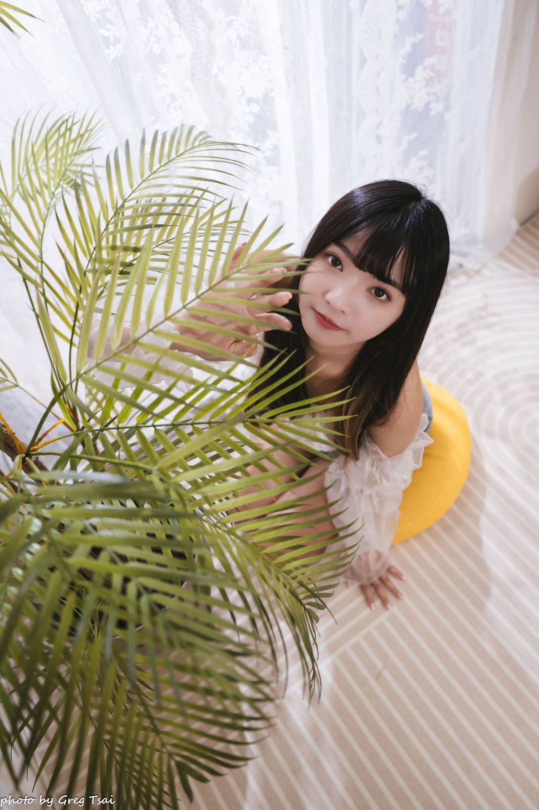 性感少女小穎蕾丝上衣牛仔短裙手握小吉他写真-4