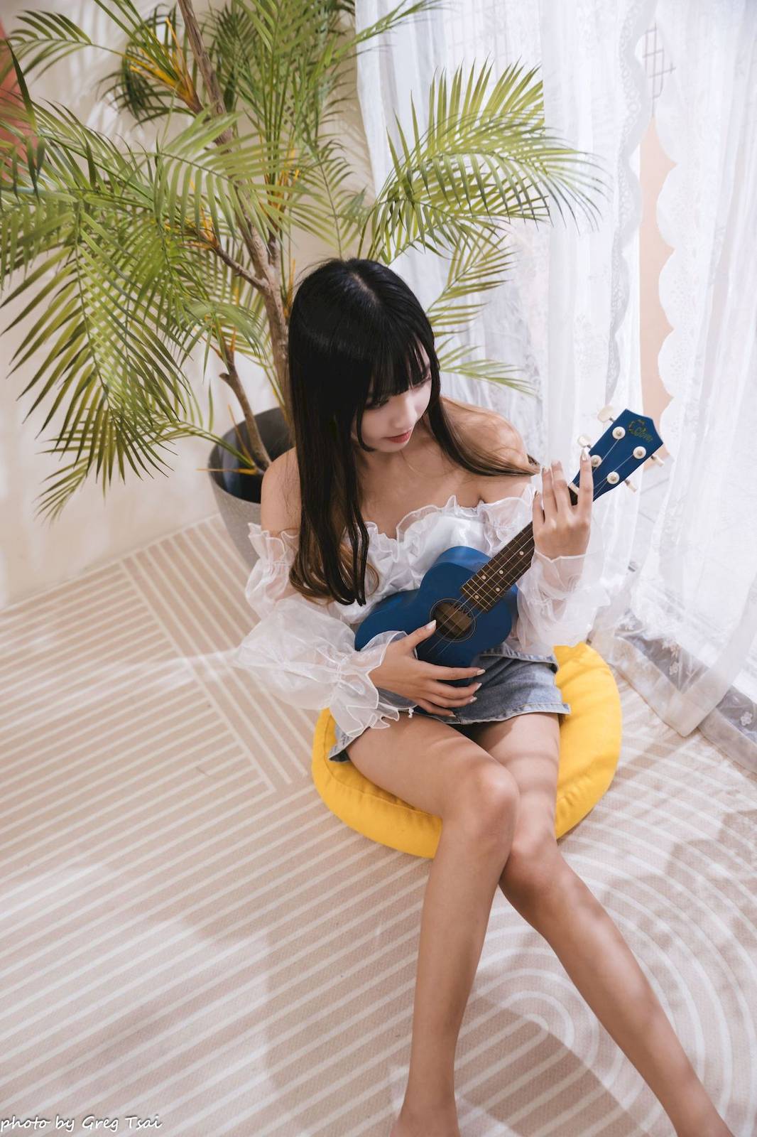 性感少女小穎蕾丝上衣牛仔短裙手握小吉他写真-3